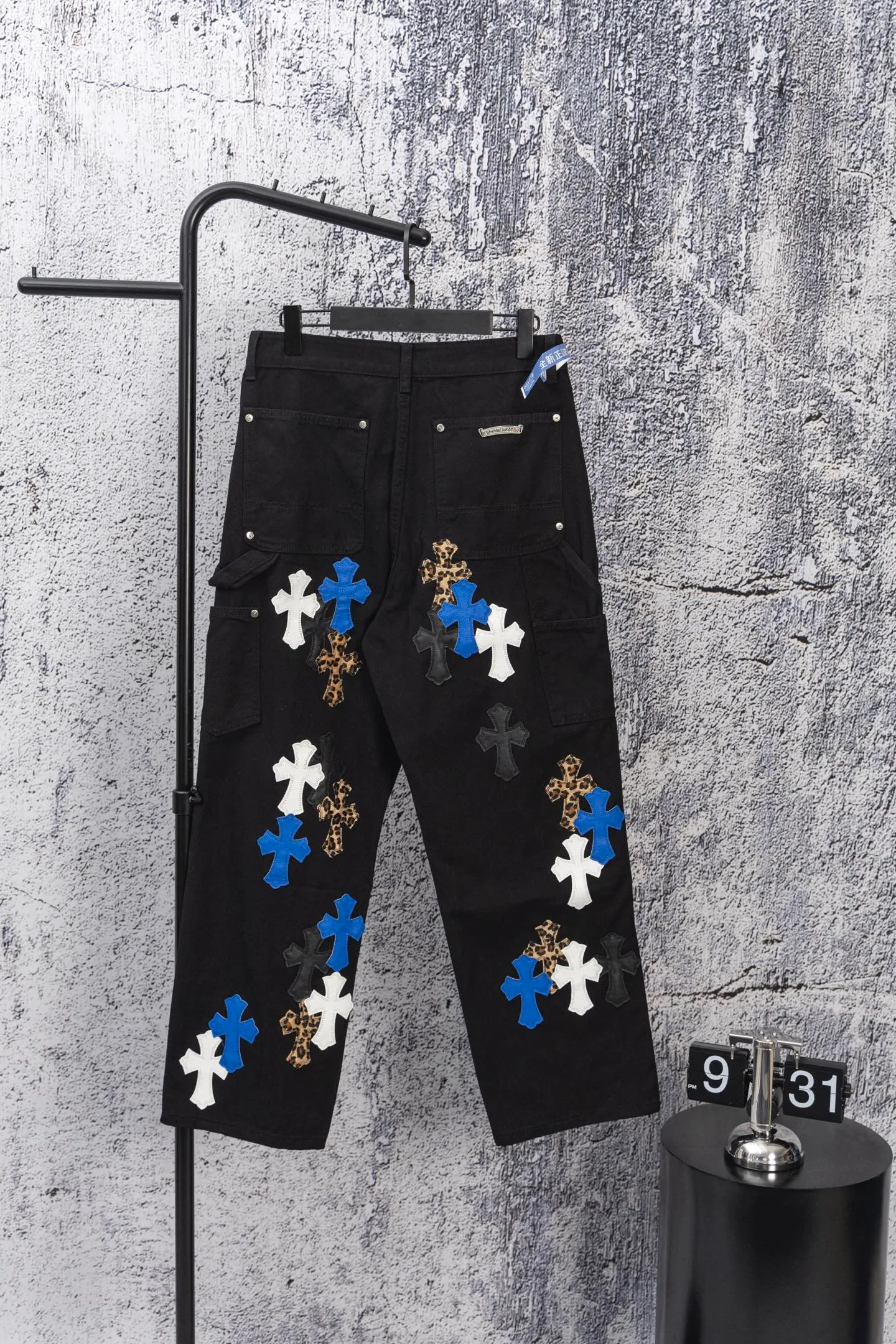 P270 chrome hearts new blue and white leopard print cross patchwork leather black jeans vi Top heavy industry fashionable design] Consistent high street luxury style creation. Speaking of this style, the Zangyin family and GU family are definitely the leading representative brands. Especially the Zangyin family has really achieved a state-of-the-art effect in creating high street style. The unique washed material is used to create this style. The color system is quite eye-catching. After it is decorated with patchwork cross flowers, it cleverly highlights the charm of the brand. Secondly, this style uses classic The classic high-waist cutting design highlights the long legs and fashionable temperament of the upper body. The brand is highly recognizable and the slim fit configuration is more suitable for daily wear. It is a product that interprets personality, fashion, and specifications at a glance. This single product is enough to make any fan excited. It can be a white T-shirt for youthful preppy style, or a tight suspender for lady style. It has strong matching ability and can be easily controlled by men.  [Materials and craftsmanship] Needless to say, this point goes without saying. As an excellent craftsman brand, Zangyin’s requirements for details and craftsmanship are really perfect. The washed color of this model has gone through so many processes, not to mention the embellishment of denim appliques. It is also purely hand-made and sewn. Just like what they believe in, only hand-made things have soul and have the meaning of wear. A top-notch heavy-duty fashionable denim item, I look forward to your perfect interpretation! ! Size: 28-36 Color: black